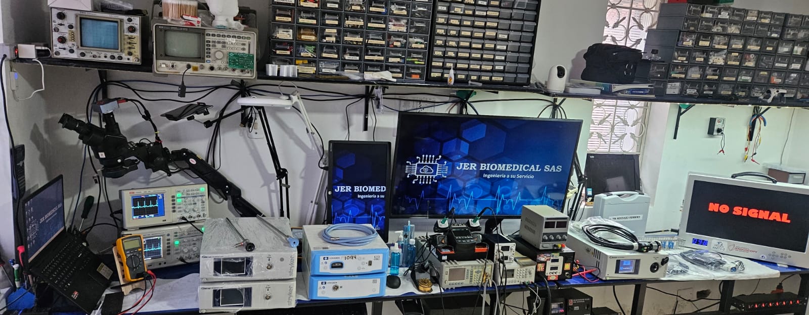 Especialista de JER Biomedical trabajando en equipo médico